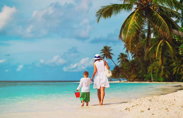 Matka a malého syna chůzi na pláži — Stock fotografie