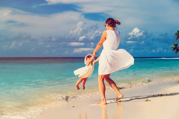 Madre e hija jugando en la playa tropical —  Fotos de Stock
