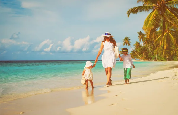 Matka s malým synem a dcerou procházku na pláži — Stock fotografie