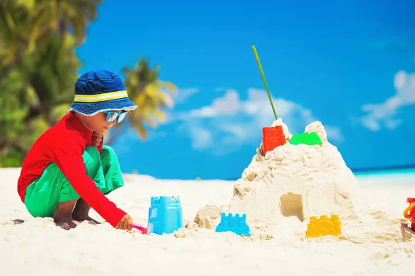 Kis fiú játék-val homok trópusi tengerparton — Stock Fotó