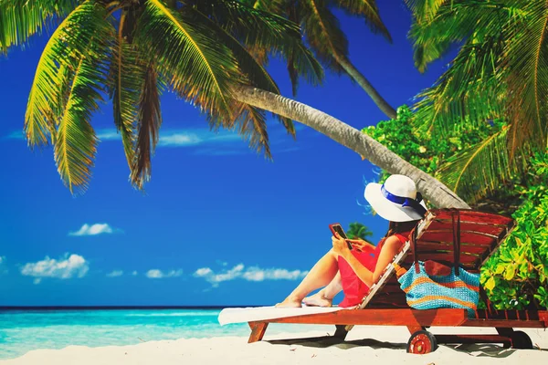 Concetto di lavoro remoto donna con touch pad sulla spiaggia — Foto Stock