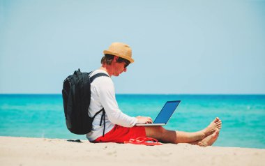 Uzaktan çalışma - dostum laptop ile kumsalda