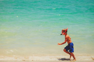 küçük oğlan sen de yaz plaj dalış