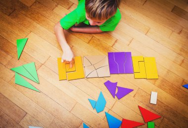 Bulmaca, erken eğitim ile oynarken küçük çocuk