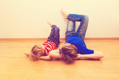 Baba ve oğul evde sakin ol