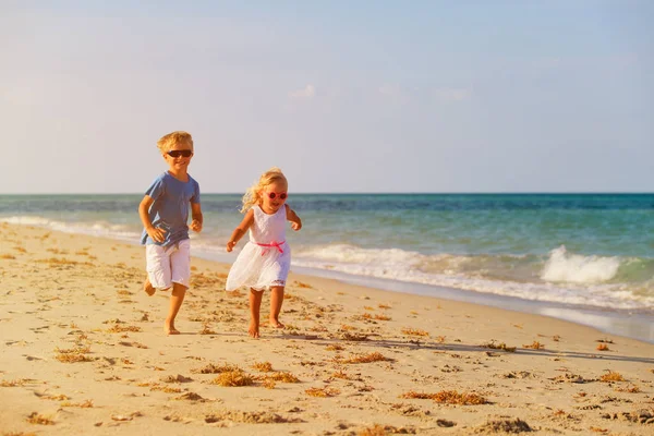 Malý chlapec a dívka na pláži — Stock fotografie