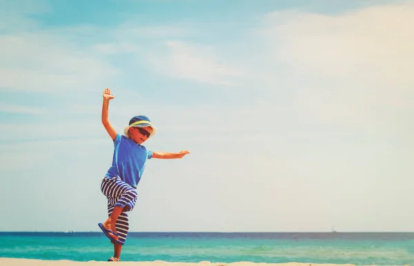 Felice bambino giocare sulla spiaggia estiva — Foto Stock