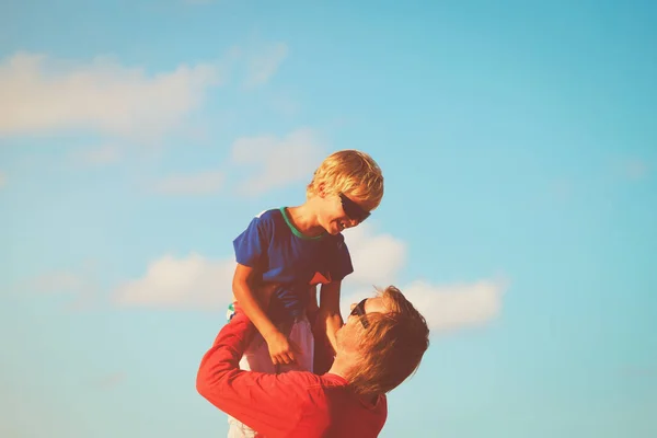 Pai feliz e pequeno filho brincando no céu — Fotografia de Stock