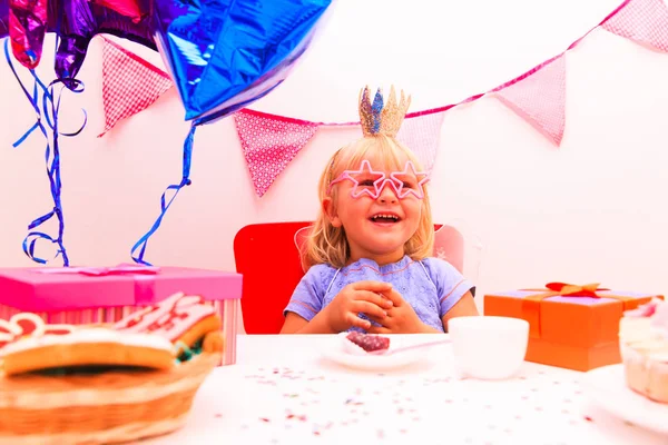 Με το χαριτωμένο μικρό κορίτσι παρουσιάζει σε πάρτι γενεθλίων — Φωτογραφία Αρχείου