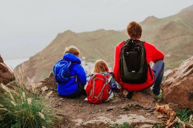 Baba ve iki çocukları dağda