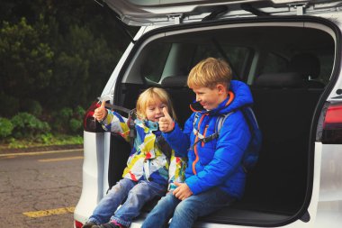 mutlu küçük erkek ve kız araba ile seyahat seviyorum