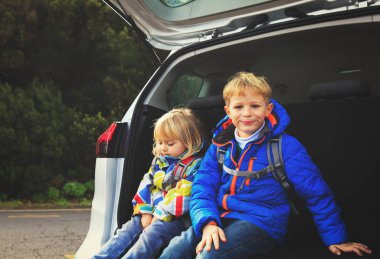 mutlu küçük erkek ve kız araba ile seyahat