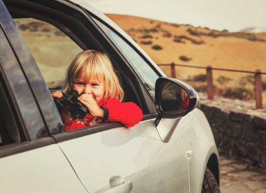 küçük kız dürbün seyahat araba ile üzerinden seyir