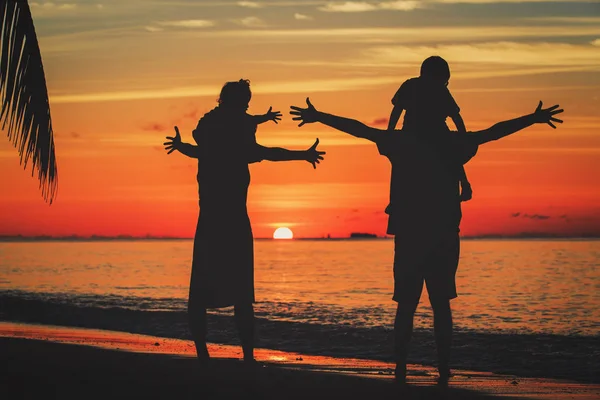 Família feliz com dois filhos se divertindo ao pôr do sol — Fotografia de Stock