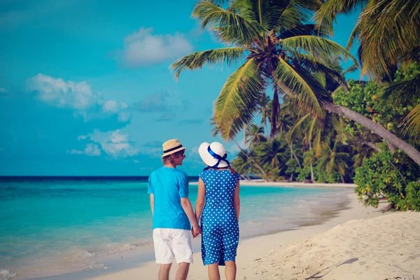 Felice coppia amorevole a piedi sulla spiaggia estiva — Foto Stock