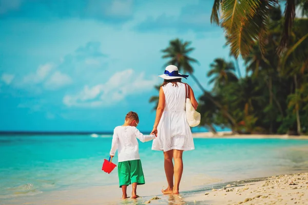Mãe e filho caminhando na praia tropical — Fotografia de Stock