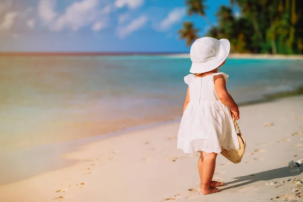Linda niña caminando en la playa tropical —  Fotos de Stock