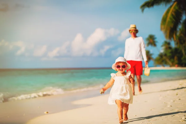 Meisje lopen op het strand met vader — Stockfoto