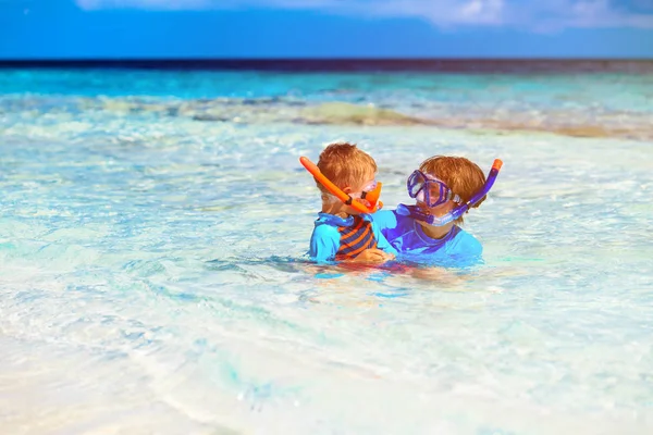 Felice madre e figlio snorkeling sulla spiaggia — Foto Stock