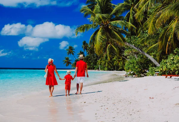 Семья с ребенком гуляя по пляжу — стоковое фото