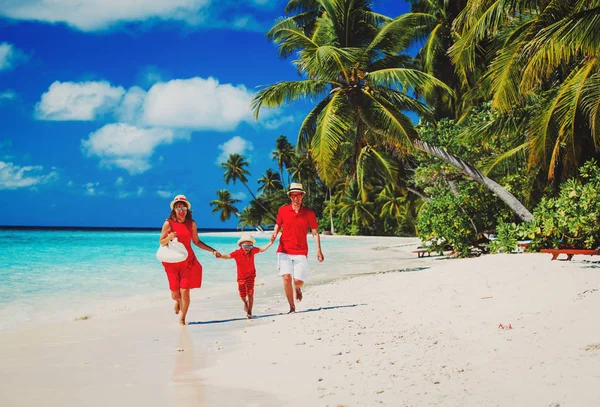 Famiglia con bambino che si diverte sulla spiaggia — Foto Stock