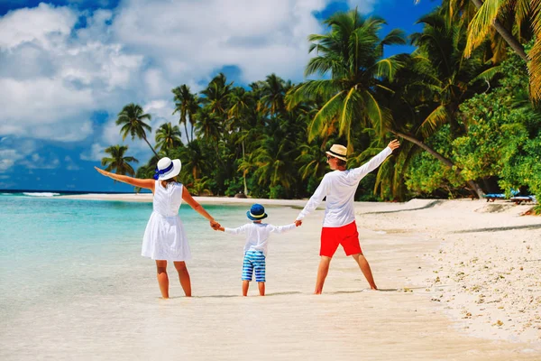 Feliz familia amorosa con un niño pequeño en la playa — Foto de Stock