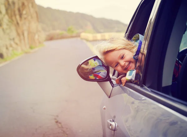 Feliz niña viajan en coche en la carretera —  Fotos de Stock