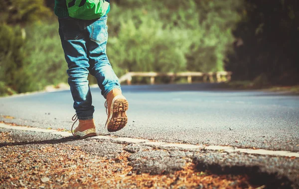 Liten pojke färdas längs vägen, fokus på fötter — Stockfoto