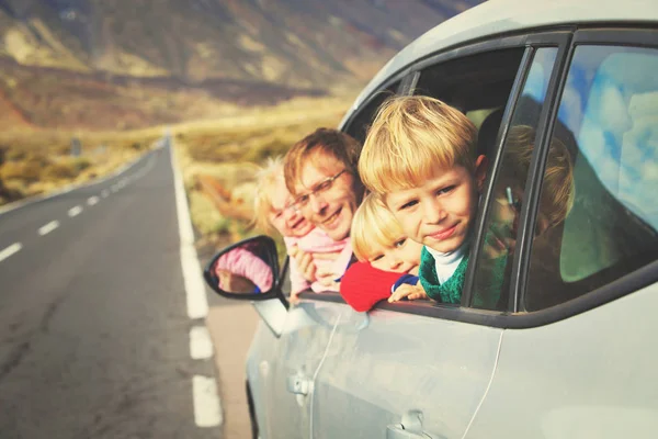 Семейное путешествие на автомобиле счастливый отец с детьми на дороге в горах — стоковое фото