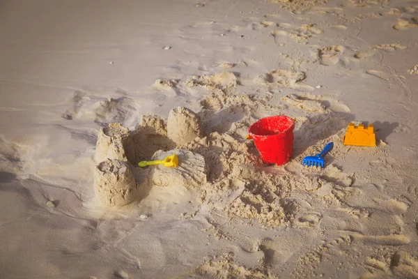 Kumdan kale tropikal plaj ve çocuklar oyuncaklar