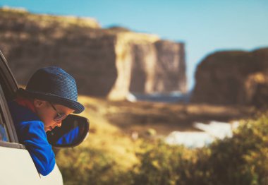 mutlu küçük çocuk doğada araba ile seyahat