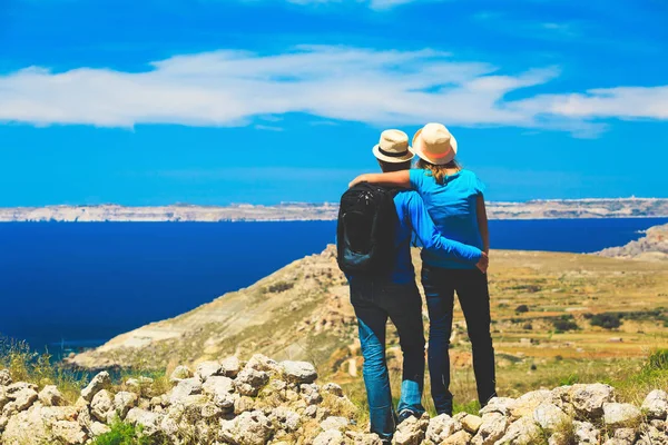 Pareja joven senderismo en las montañas en el mar —  Fotos de Stock