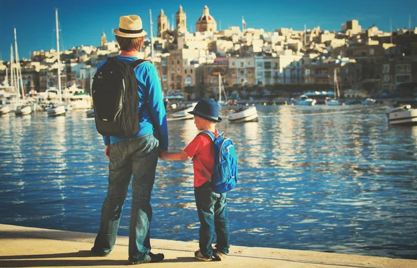 Отец и сын смотрят на город Валетта, Мальта — стоковое фото