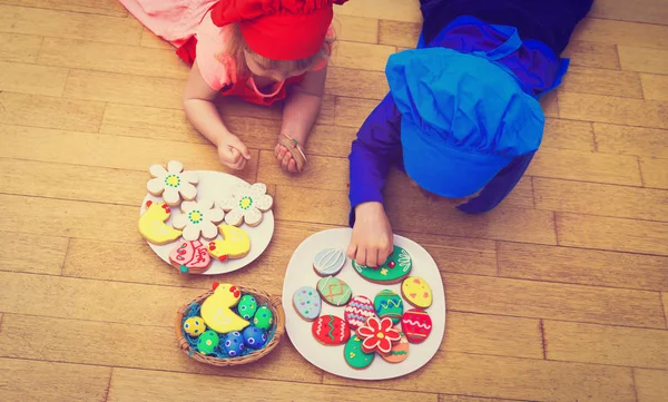 Petit garçon et fille faire des biscuits de Pâques — Photo