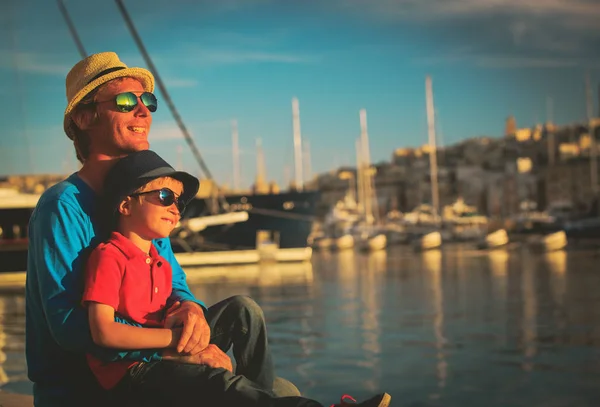 Pai e filho olhando para a cidade de Valetta, Malta — Fotografia de Stock