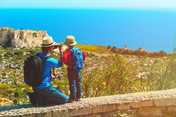 家庭旅行-父亲和儿子徒步旅行性质 — 图库照片