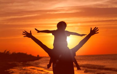 Baba ve oğul günbatımında eğleniyor