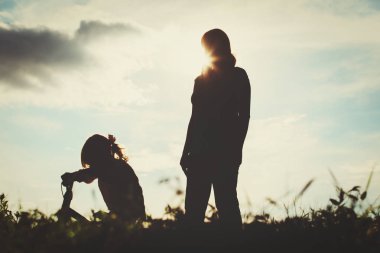 gün batımında Bisiklet Küçük kızı öğretim anne