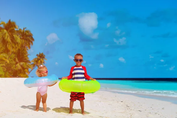 可爱小男孩和蹒跚学步的女孩玩沙滩上 — 图库照片