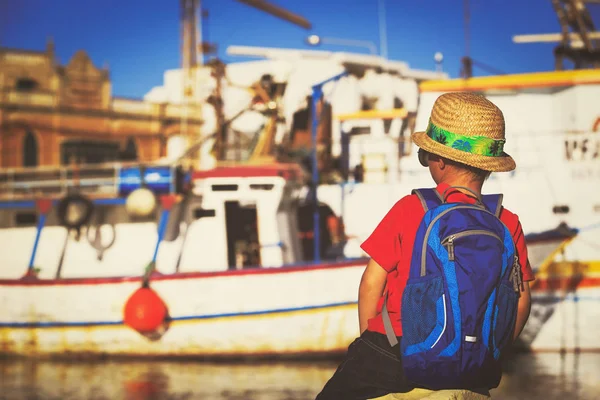 Menino olhando para o porto em Malta — Fotografia de Stock