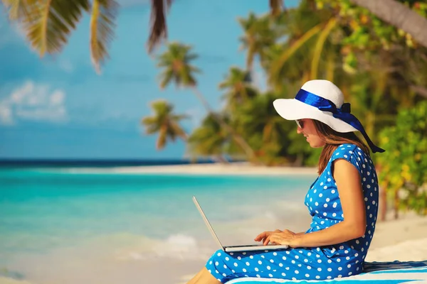 Remote work concept -young woman with laptop on beach — Stock Photo, Image