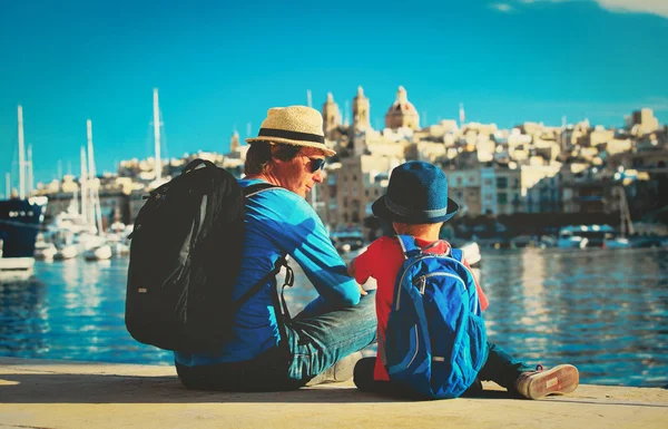 Far och son titta på staden Valetta, Malta — Stockfoto