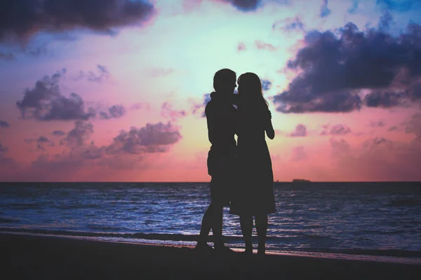 Jovem romântico amoroso casal abraço no pôr do sol praia — Fotografia de Stock