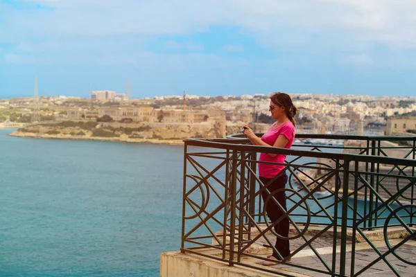 Tourist making photo of Valetta, Malta, travel concept — Stock Photo, Image
