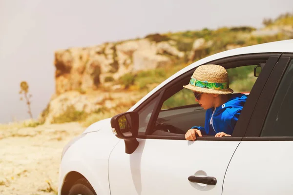 Mały chłopiec podróży samochodem w górach — Zdjęcie stockowe