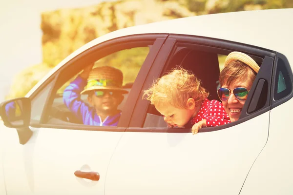 Matka z mały syn i córka podróży samochodem — Zdjęcie stockowe