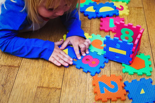 Petite fille jouer avec puzzle, éducation — Photo