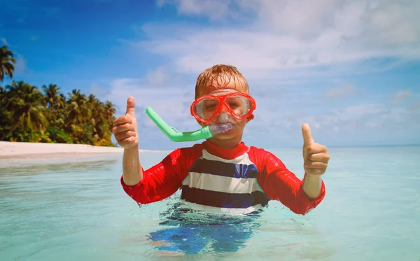 マスクと海で泳ぐ幸せの小さな男の子 — ストック写真