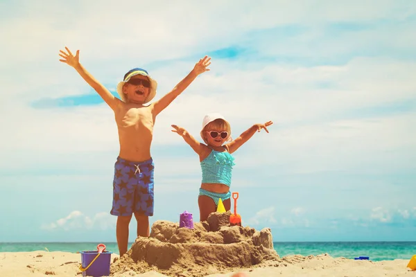 Bambino e bambino ragazza giocare con sabbia sulla spiaggia — Foto Stock