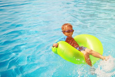 Kumsalda eğleniyor hayat ringde küçük çocuk